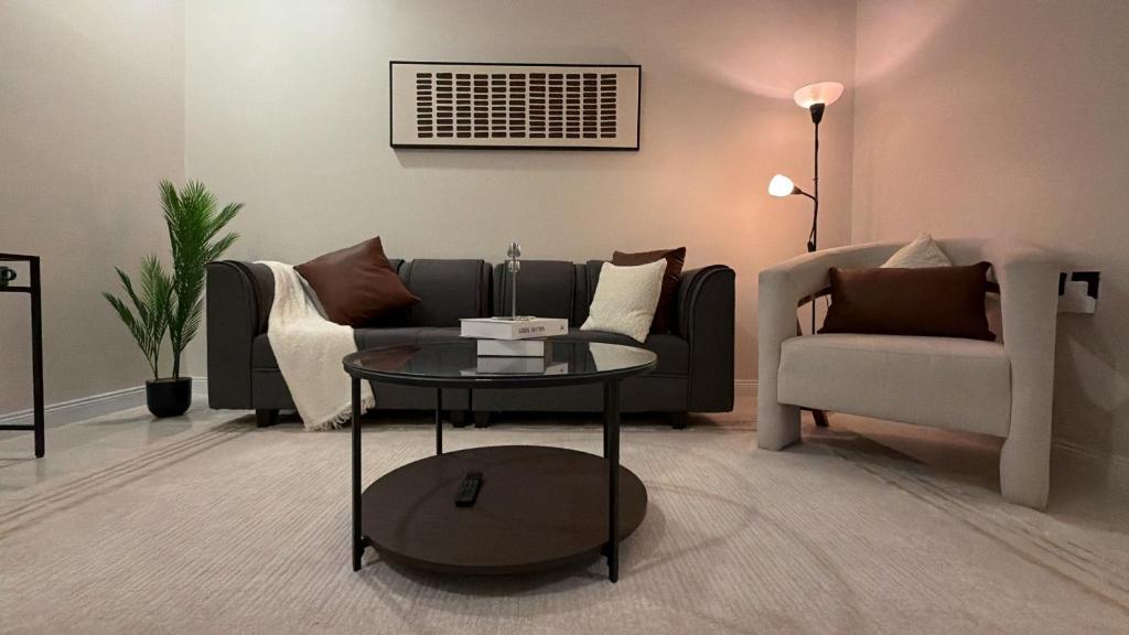 ein Wohnzimmer mit Sofa und Tisch in der Unterkunft ليڤانا in Quai