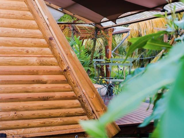 eine Holztreppe in einem Garten in der Unterkunft La Tiny Kay in Saint Esprit