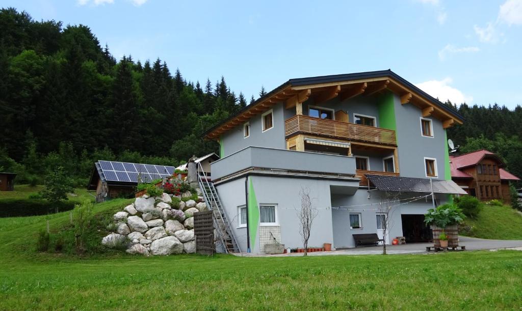 ein Haus mit einem Sonnenkollektor an der Seite in der Unterkunft Haus Kölch in Lackenhof