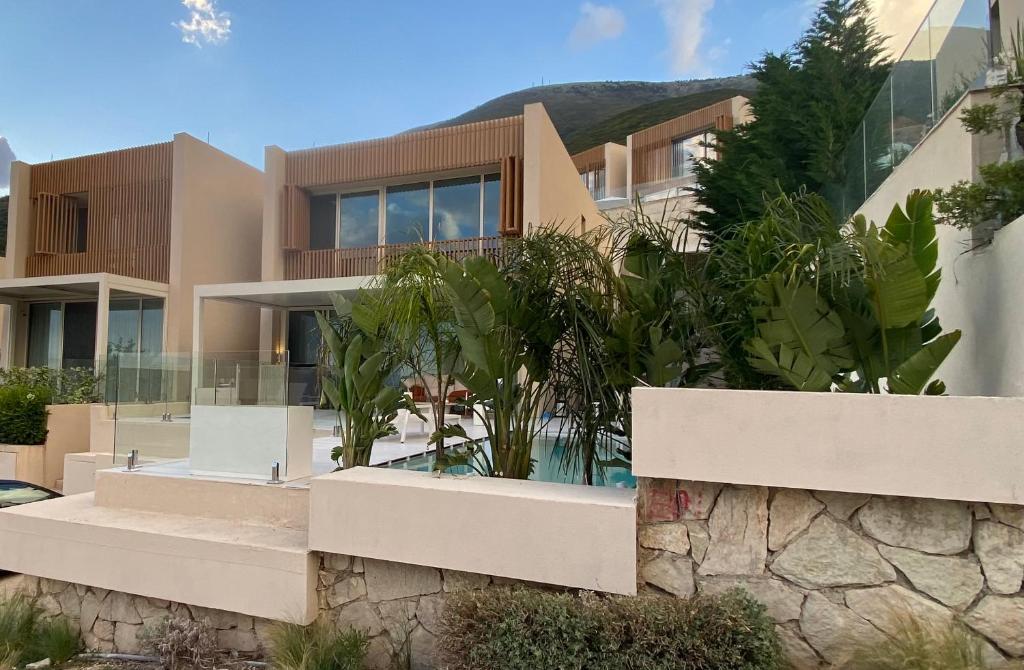 an image of a house with a swimming pool at Villa RRE Green Coast in Palasë