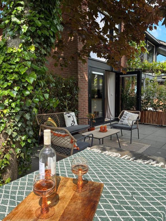 a bottle of wine on a table on a patio at De groene salon in Broek in Waterland