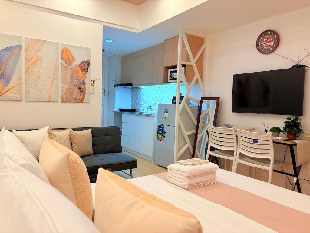 a living room with a couch and a kitchen at Sunvida Tower Across SM Cebu CITY VIEW in Cebu City