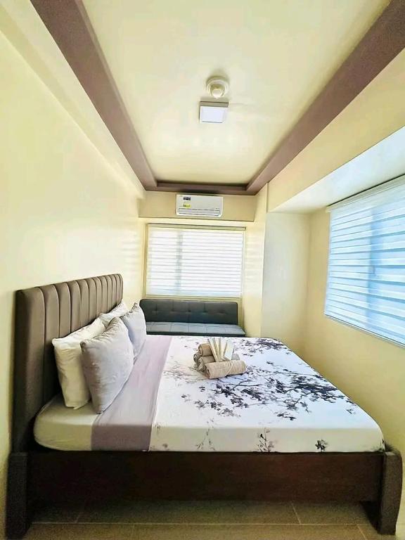 a large bed in a room with a window at Ilo2stayAirbnb 1BR Luna in Iloilo City