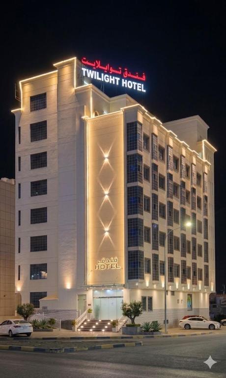 ein weißes Hotel mit einem Schild darauf in der Unterkunft Twilight Hotel Al-Hail in Muscat