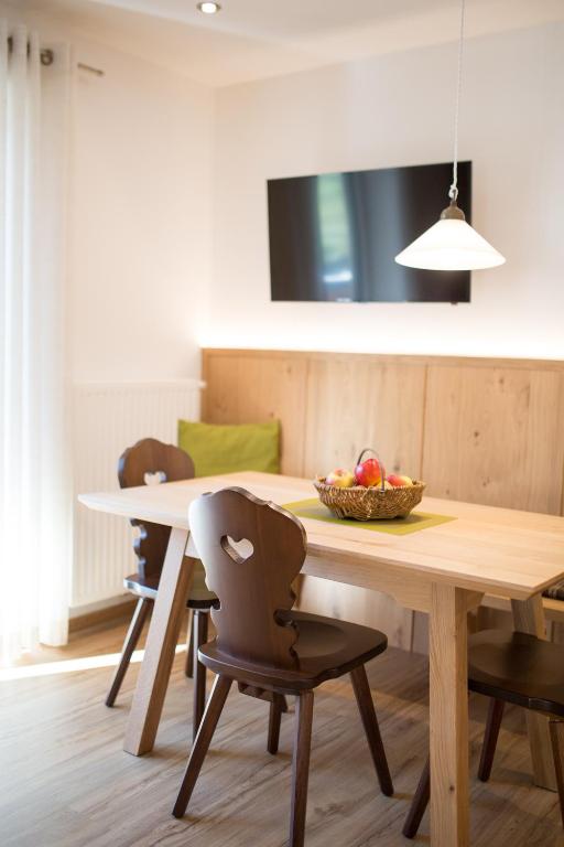 Televízia a/alebo spoločenská miestnosť v ubytovaní Residence Grünwald