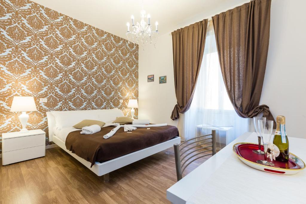 1 dormitorio con cama y lámpara de araña en Rione Monti Suites, en Roma