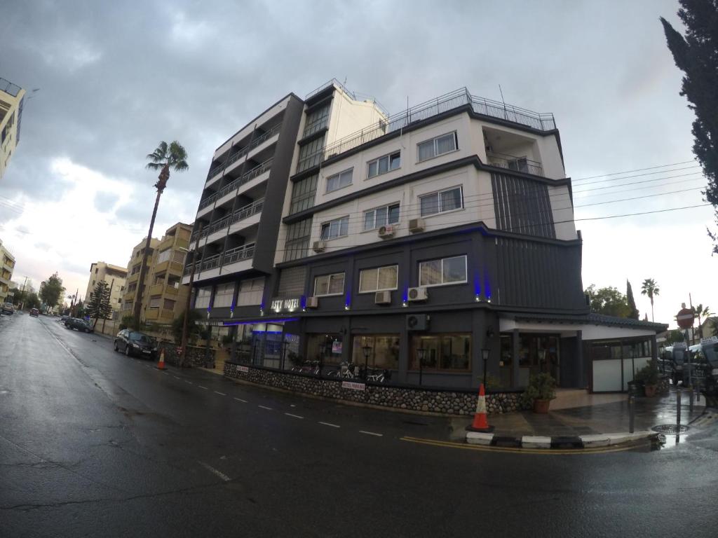 un edificio alto al lado de una calle en Asty Hotel, en Nicosia