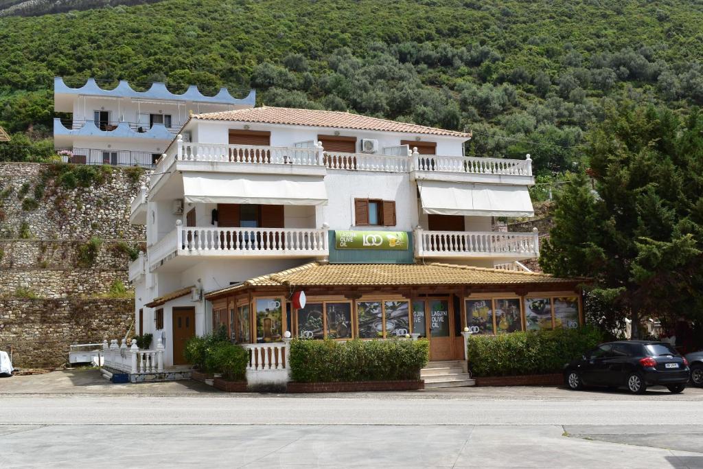a large white building with a balcony at Kompleks Angjelo in Lukovë