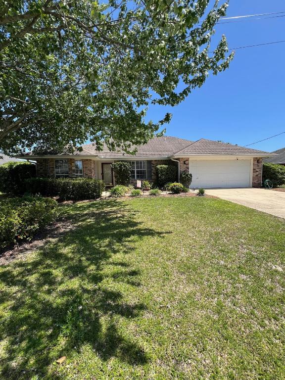 a house with a tree in front of a yard at La SeaEsta in Navarre