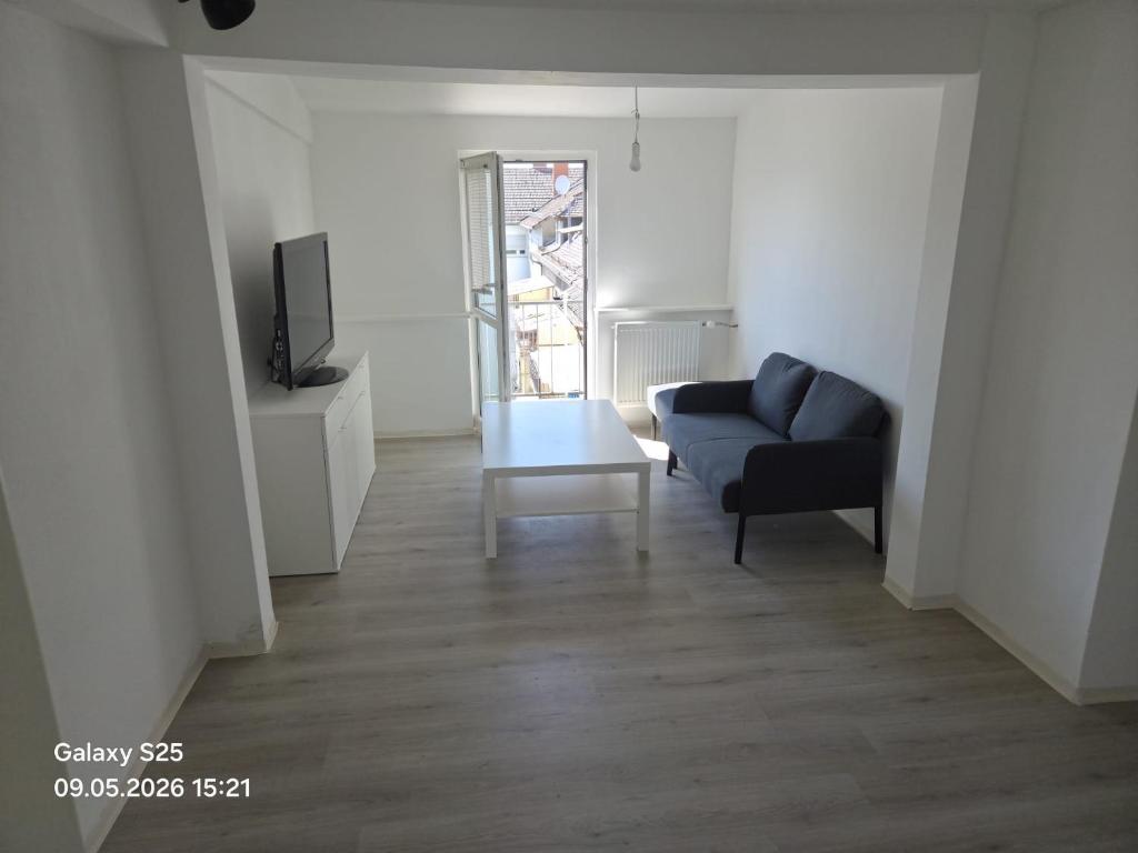 a living room with a couch and a tv at Malamin Ludwigshafen in Ludwigshafen am Rhein