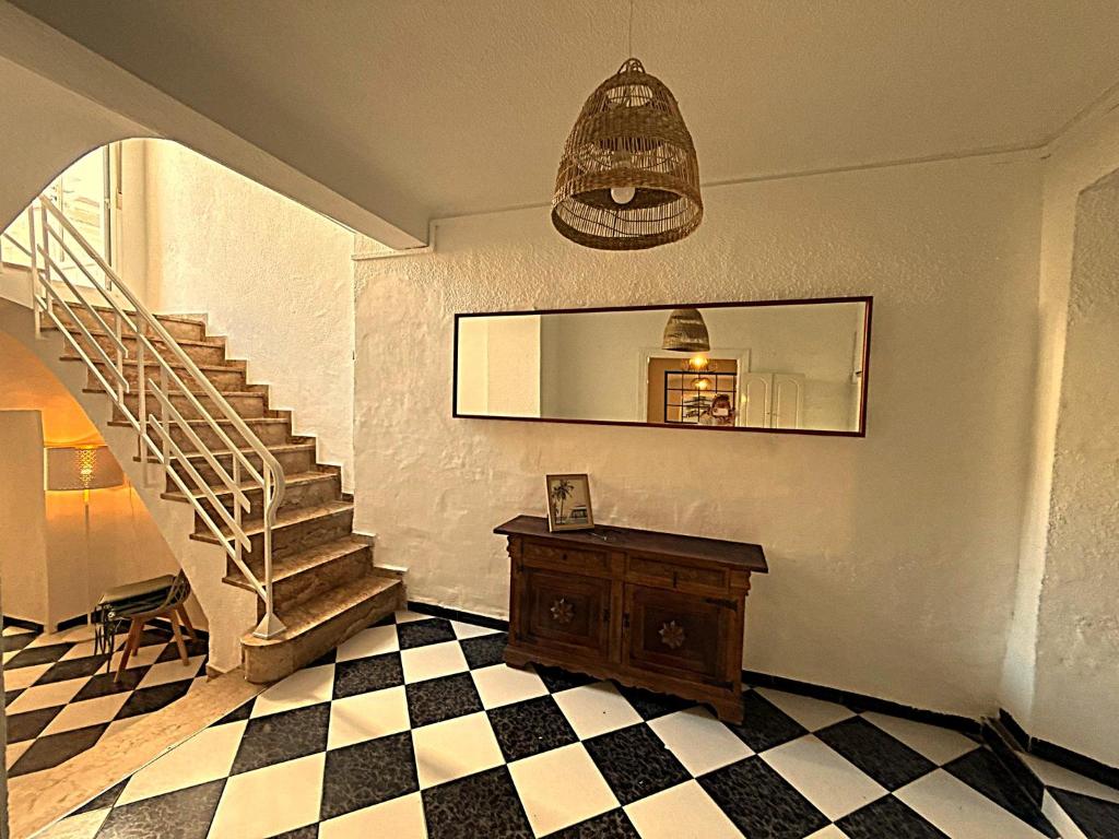 a room with a staircase and a table and a mirror at Casa Mirador in Loja