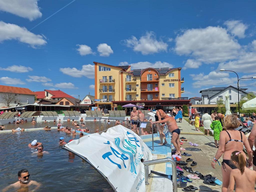 a group of people in the water at a swimming pool at Hotel Doina 2 Tasnad in Tăşnad