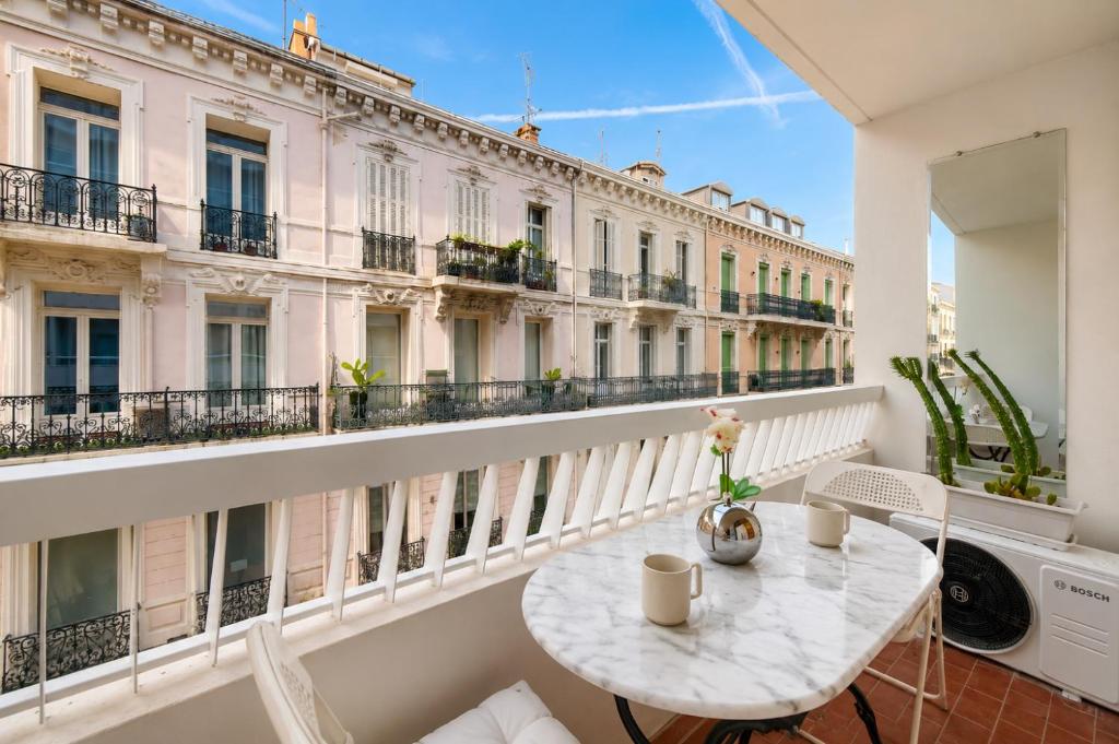 FRGK Victoria 3 Central Cannes studio Terrace, AC & Ultra-Fast Wi-Fi