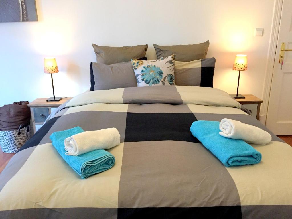 uma cama grande com toalhas em cima em Lisbonera Guest House em Lisboa