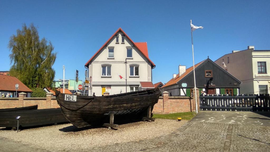 a boat on display in front of a house at HelApart - Mesa in Hel