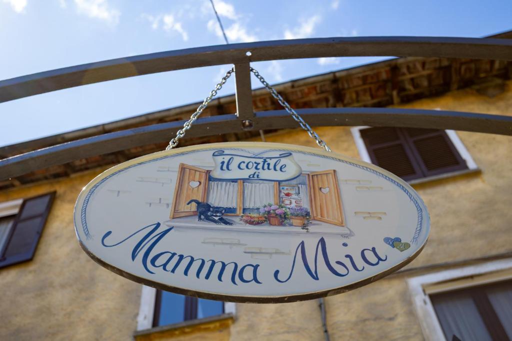 a sign for a mariana nicosa restaurant at Il Cortile di Mamma Mia in Pisano
