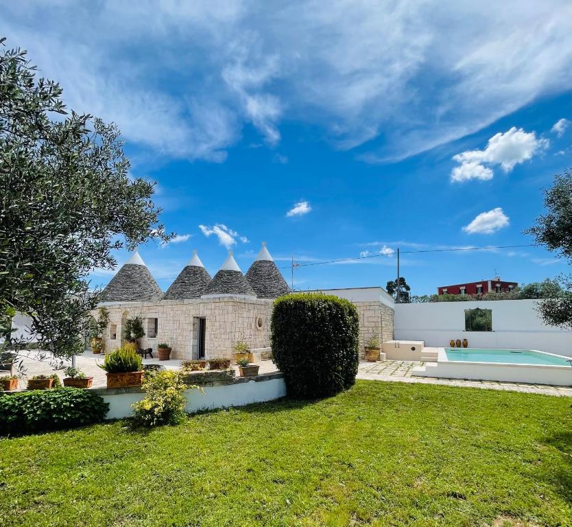 a villa with a swimming pool and a yard at Trulli Milena in Putignano