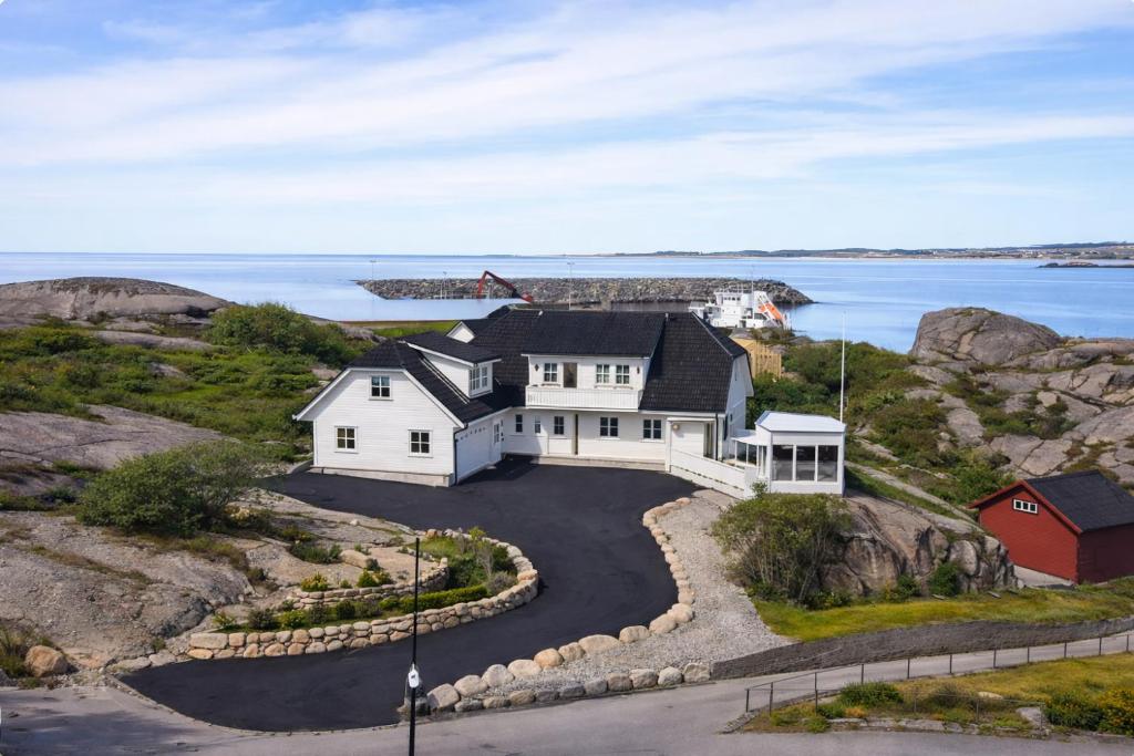 an aerial view of a house on a hill next to the water at Rolig sted ved havet in Sirevåg