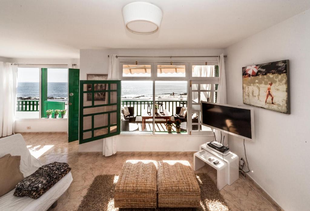 un soggiorno con vista sull'oceano di Villa Playa Honda a Playa Honda