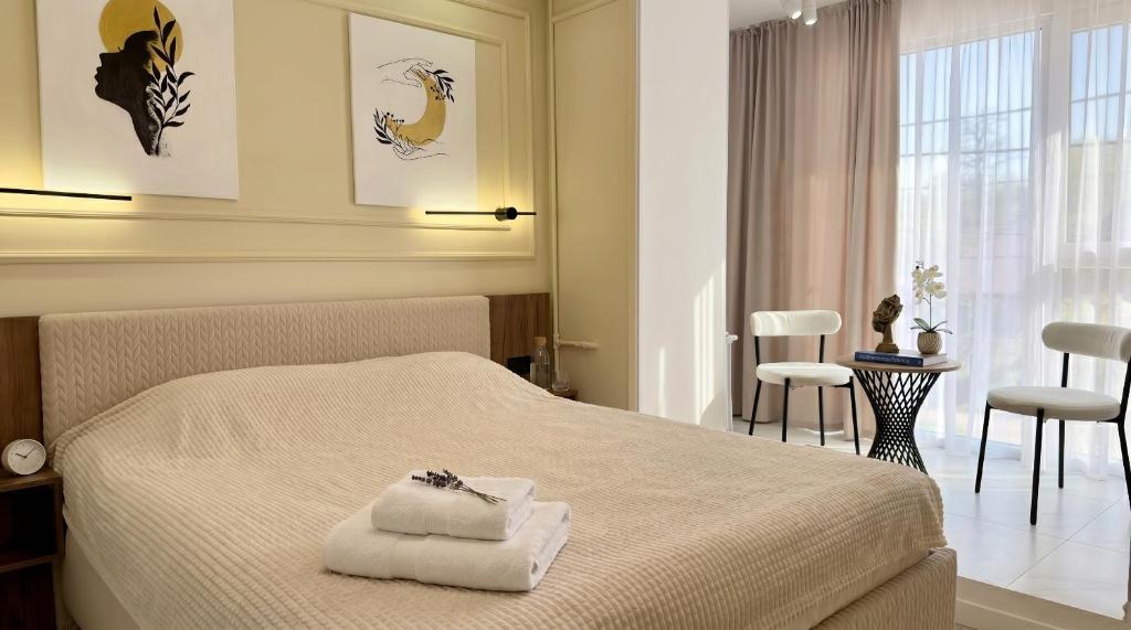 a bedroom with a bed with two towels on it at Status center in Bălţi