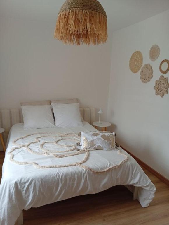 a bedroom with a bed with a cat laying on it at Maison de campagne in Capelle-Fermont