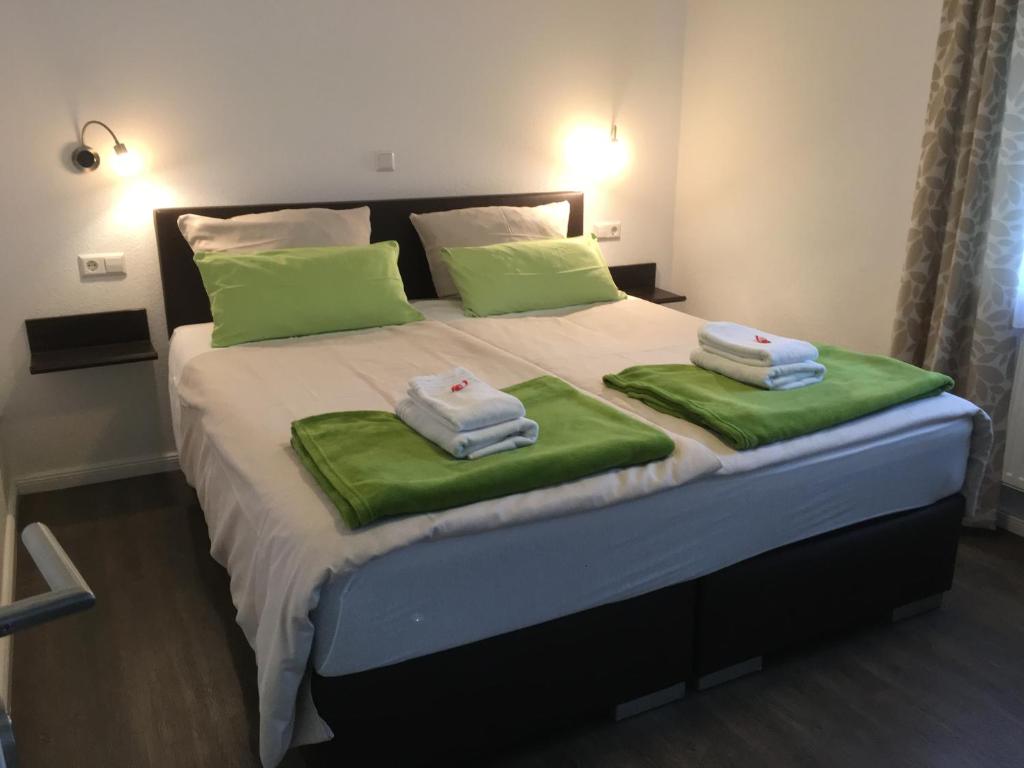 Postel nebo postele na pokoji v ubytování Hotel Tau-Lünne