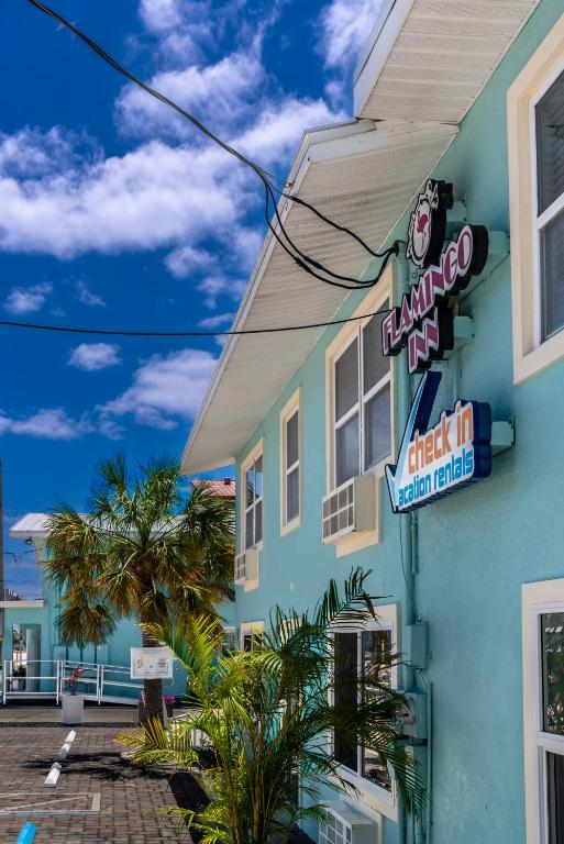 ein blaues Gebäude mit Schildern an der Seite in der Unterkunft Flamingo Inn in Fort Myers Beach