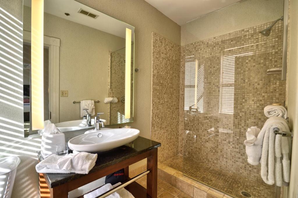 The Centennial Hotel - 