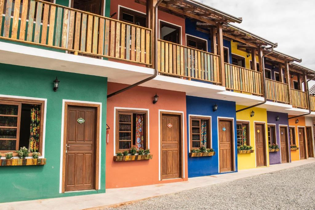 uma fila de casas coloridas com varandas em Pousada Vivenda dos Açores em Penha