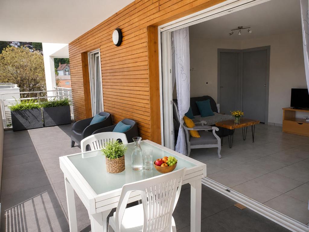 appartement avec balcon terrasse plein sud proche lac et centre ville wifi