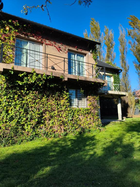 a building with a balcony on the side of it at Camiare Aparts in Villa General Belgrano