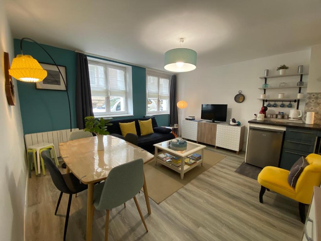 a living room with a table and a couch at Rance solidor ter in Saint Malo