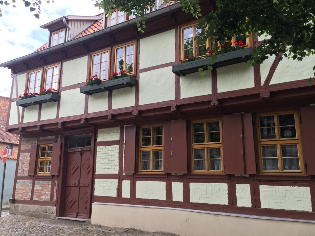 budynek w centrum miasta z oknami w obiekcie Ferienhaus am Oeringer Tor w mieście Quedlinburg