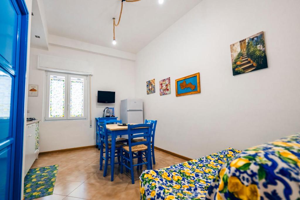 ein Wohnzimmer mit einem Tisch und einem Sofa in der Unterkunft A Patedda in Favignana
