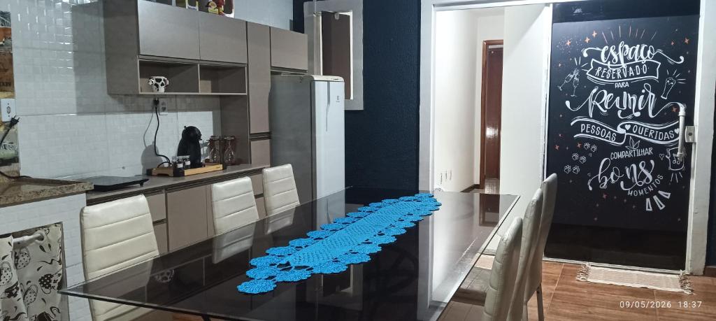 a kitchen with a glass table in a kitchen at Hospedagem Dorna Itaguaí Casa 6B in Itaguaí