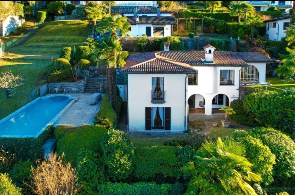 an aerial view of a house with a swimming pool at Mediterranes Lebensgefühl Tessin in Gerra