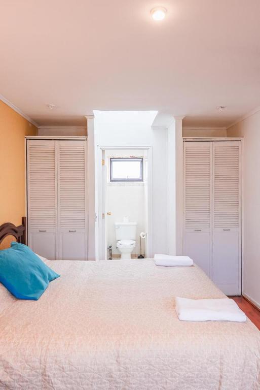 a bedroom with a large bed with two closets at Hostal Don Guillermo in Puerto Natales