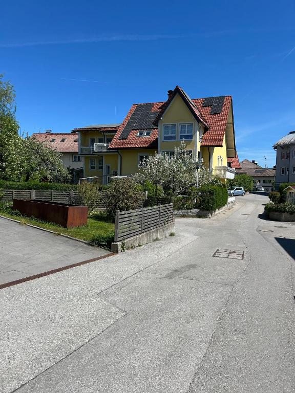an empty street in a residential neighborhood with houses at Seekirchen Zentrum in Seekirchen am Wallersee