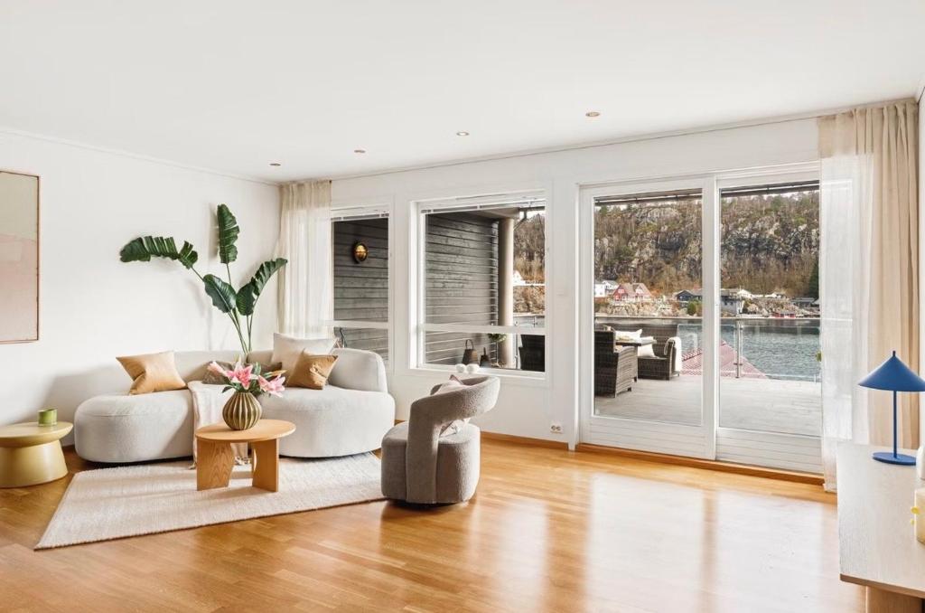 a living room with two chairs and a couch at The Nordic Escape - Oceanview - Hetlevik in Askøy