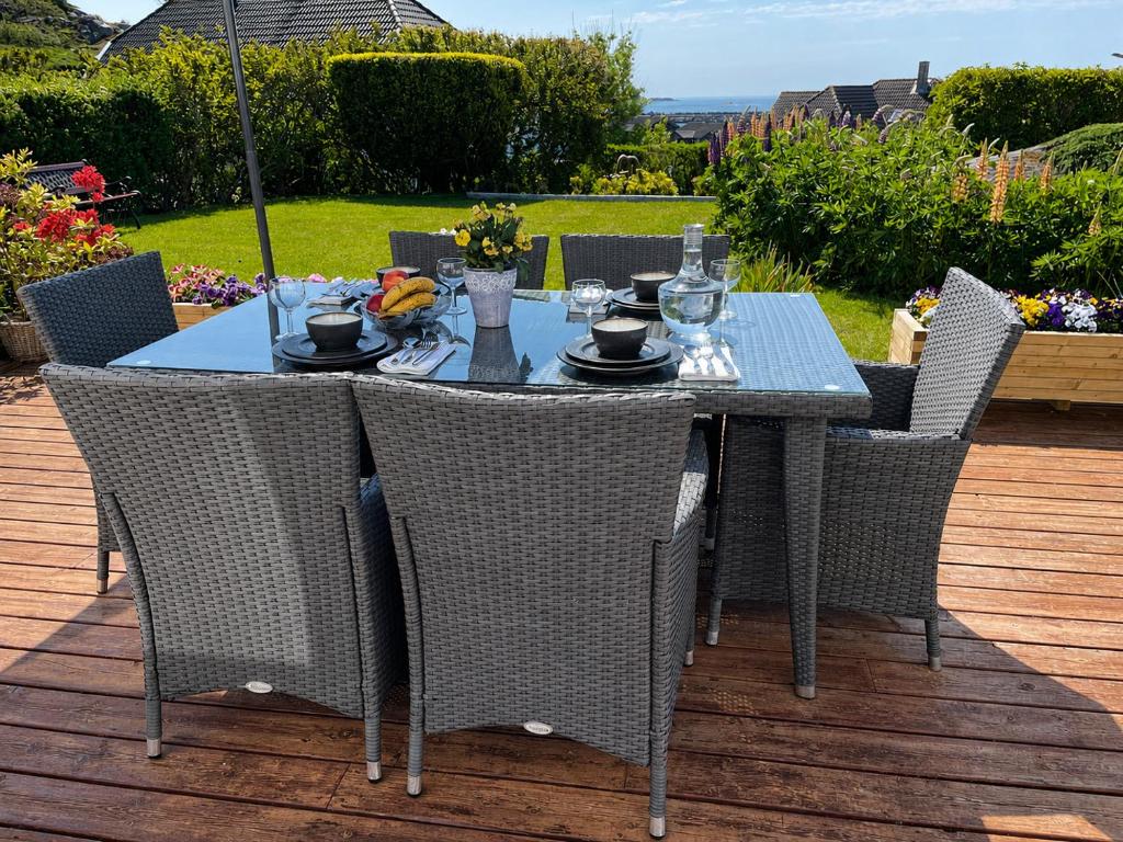 ein blauer Tisch und Stühle auf einer Terrasse in der Unterkunft Sandve in Sandve