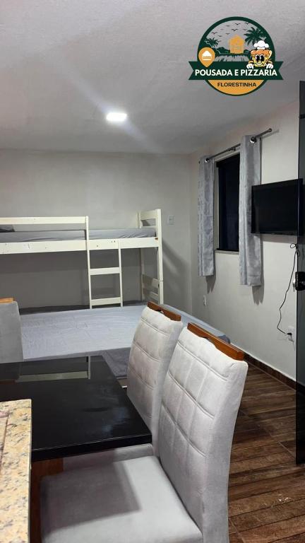 a living room with a couch and a bunk bed at Hospedagem e pizzaria florestinha in Búzios