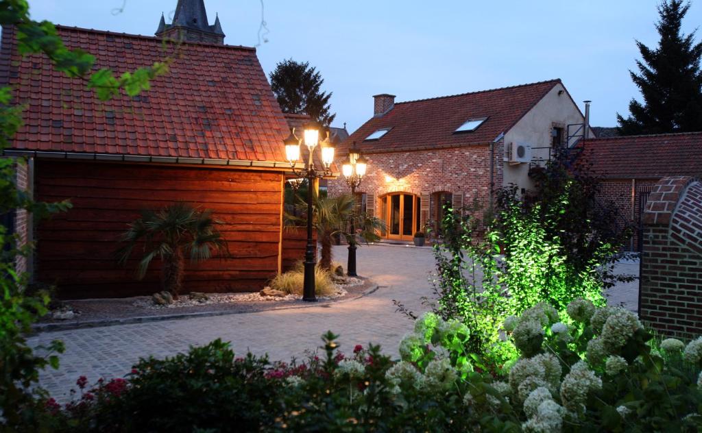 une maison avec un garage et un éclairage de rue dans l'établissement B&B Les Secrets de la Vie, à Celles