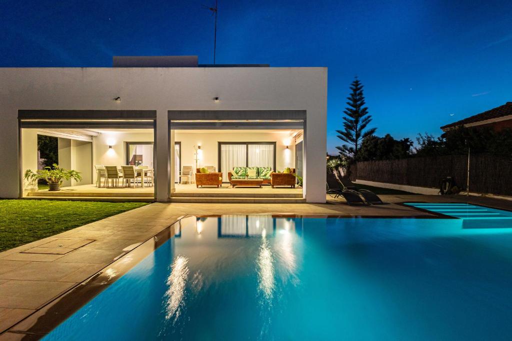 Villa Monaco, beachfront, private swimming pool 30m from the beach