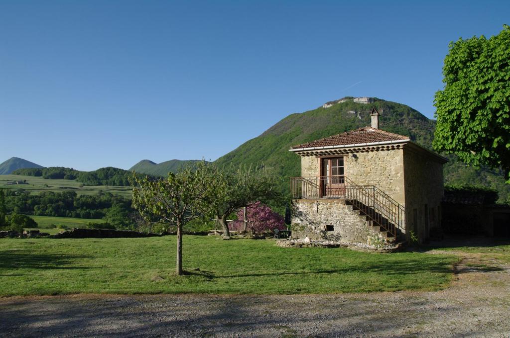 an old stone building in a field with a tree at Gite Le Banchet in Truinas