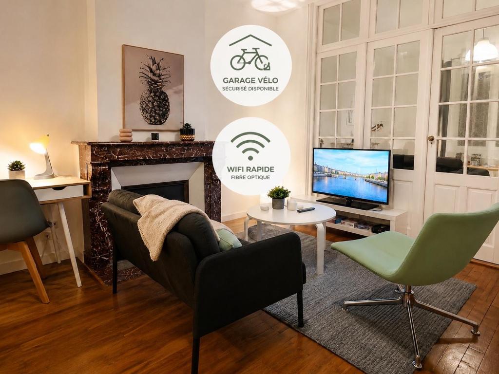 a living room with a couch and a television at Appartement calme et spacieux - Garage vélo in Saint-Quentin