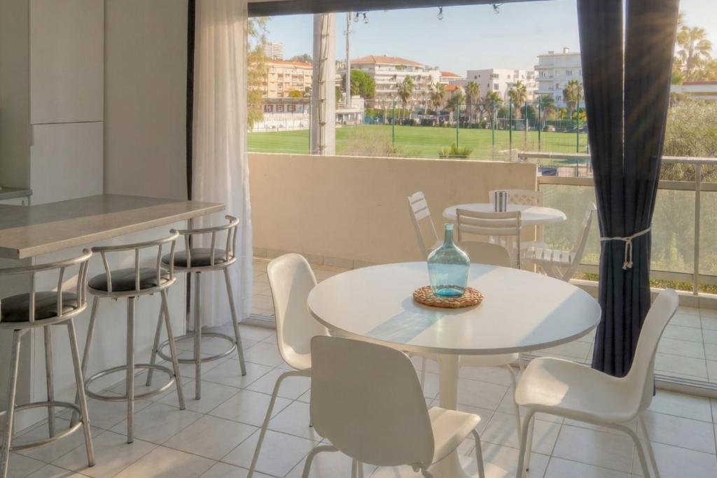 FRGK 'COPACABANA' Palm Beach Riviera Studio Terrace, Parking, AC High Speed Wi-Fi