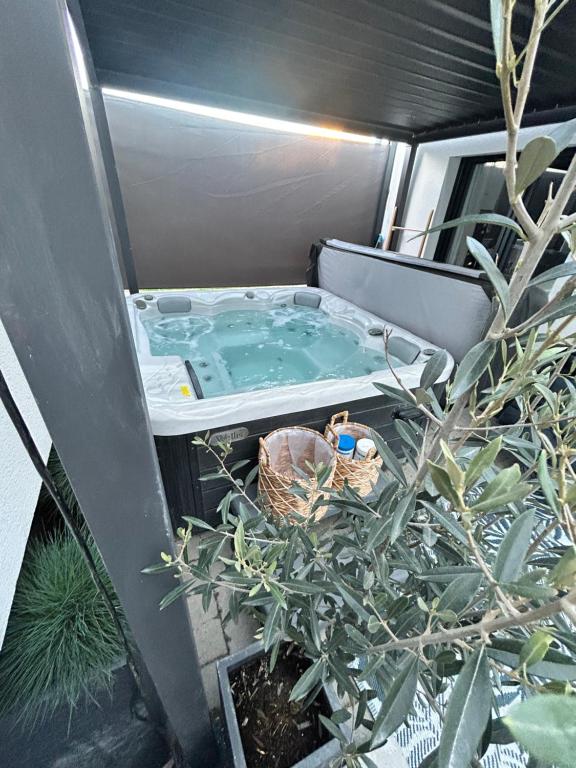 a jacuzziificialificialificialificialificialificialificialificialificialificialificial at Maison jacuzzi privé - séjour détente 7personnes in Étaples