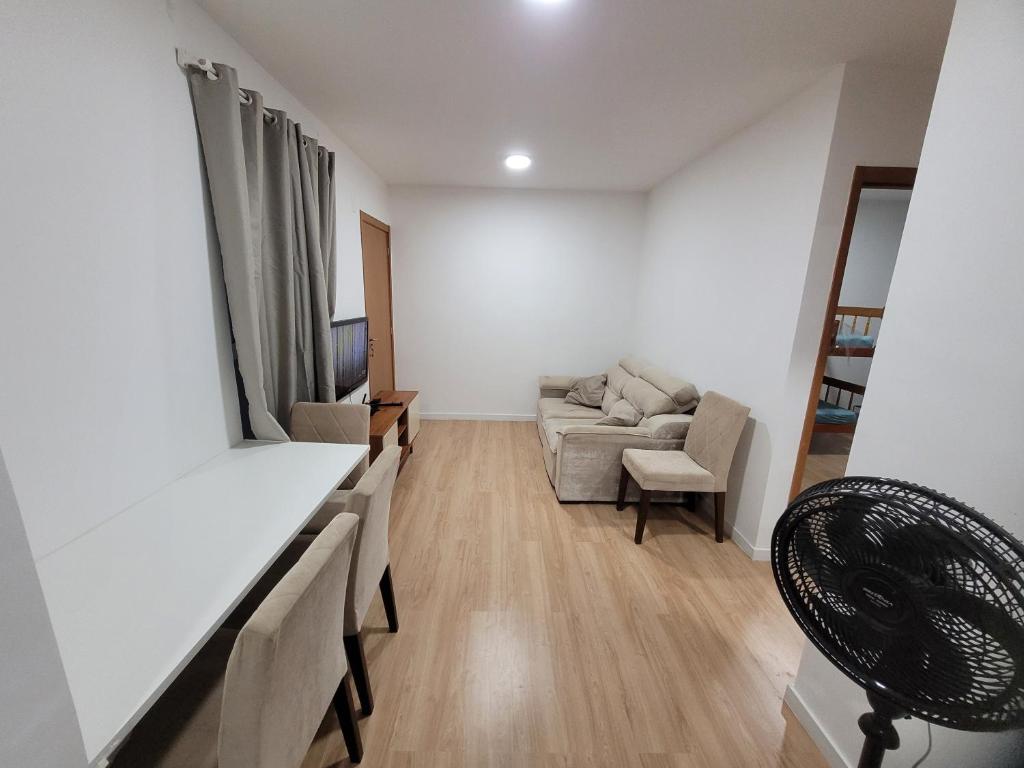 a living room with a couch and a chair at Lugar tranquilo in Biguaçu