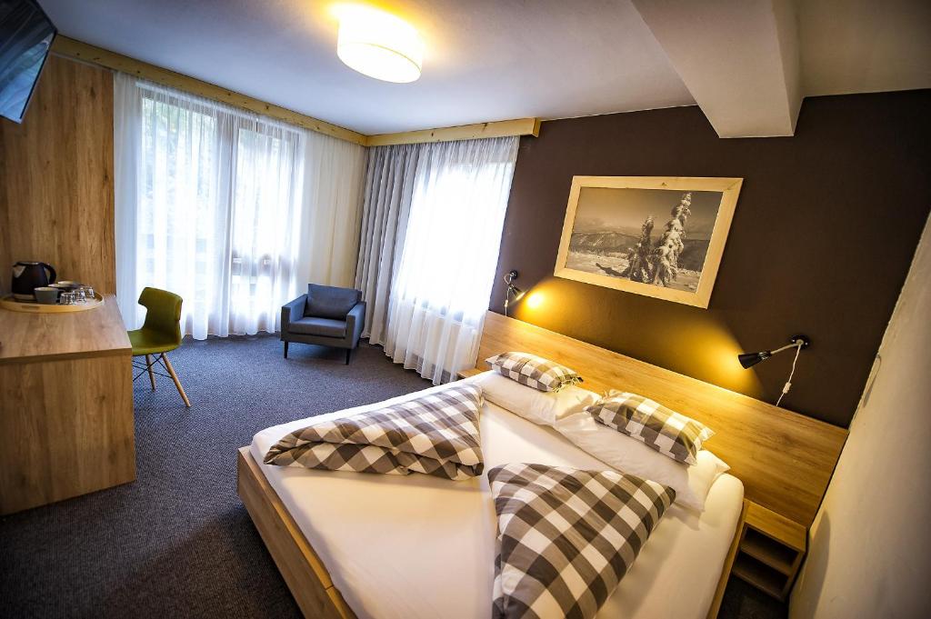德巴諾夫斯卡多利納的住宿－弗洛雷斯酒店，酒店客房,配有两张床和椅子