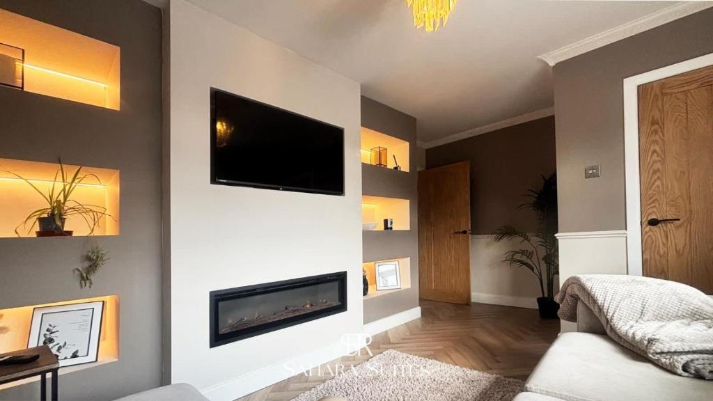 Stylish 2 Bed Hyde - sleeps 4 - Contractor & Family - Free Parking